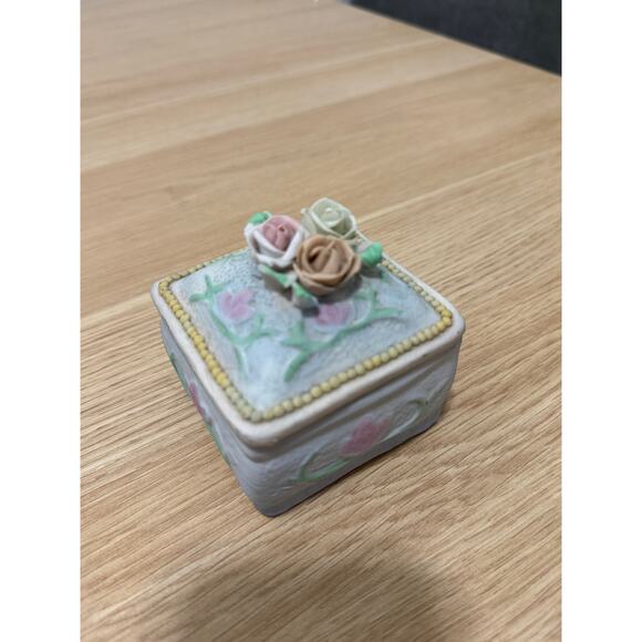 Porcelain Trinket/Jewelry Box Floral and Pastel VINTAGE - Picture 3 of 5